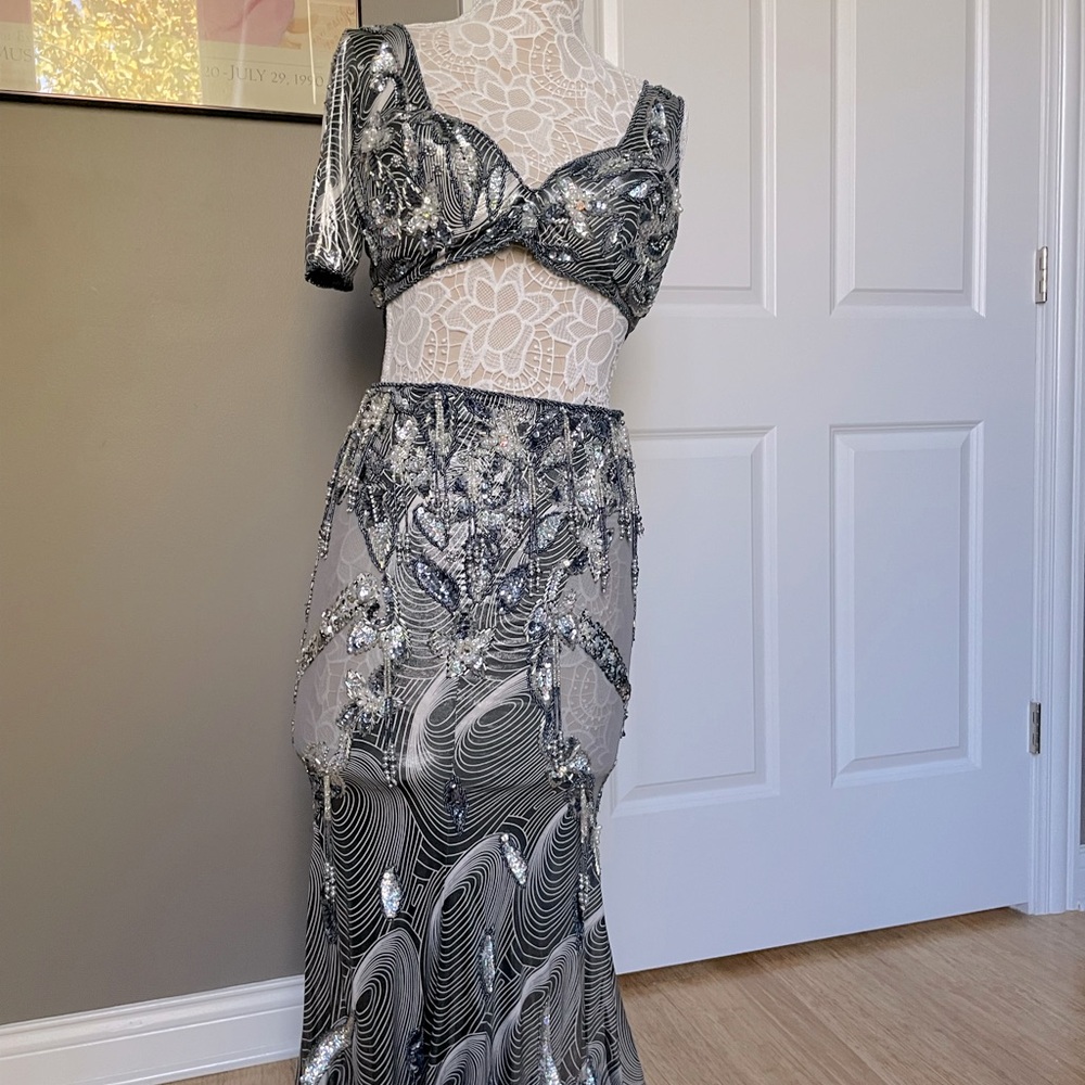 Silver metallic belly dance costume with asymmetrical sleeve - Picture 15 of 16